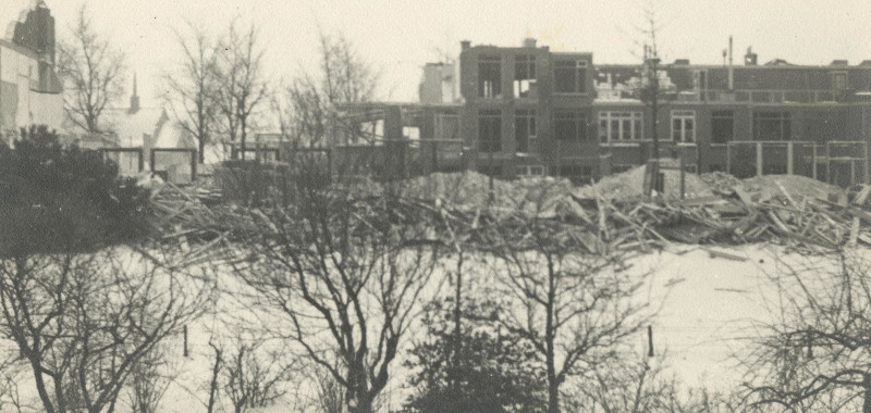  Afbraak voor de tankgracht (ongeveer ter hoogte van de Ieplaan hoek Olijfstraat). Links op de achtergrond het kerkje van de Beeklaan, ca. 1943. (Collectie Haags Gemeentearchief, 6.05004)