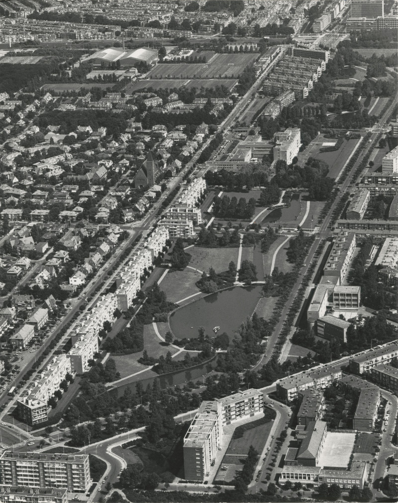 Luchtfoto Vogelwijk (links) en Bomen- en Bloemenbuurt, gezien naar het Afvoerkanaal, ca. 1975 | Foto: Dienst voor de Stadsontwikkeling