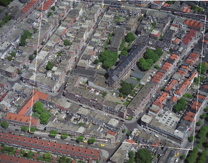 Luchtfoto Valkenboskwartier, gezien in oostelijke richting. Geheel rechtsonder een stukje Loosduinseweg. Van rechtsonder naar linksmidden de Noorderbeekdwarsstraat. Van middenonder naar rechtsboven de Noorderbeekstraat. Vanaf middenboven naar beneden de Teijlerstraat. Rechtsbovenaan de Beeklaan, 28 mei 1989 | Foto: Delta Phot