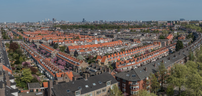 Laan van Meerdervoort en Thorbeckelaan gezien van het flatgebouw aan het De Savornin Lohmanplein. Enigszins vertekende panoramafoto, 21 april 2018 | Fotograaf: Harry van Reeken
