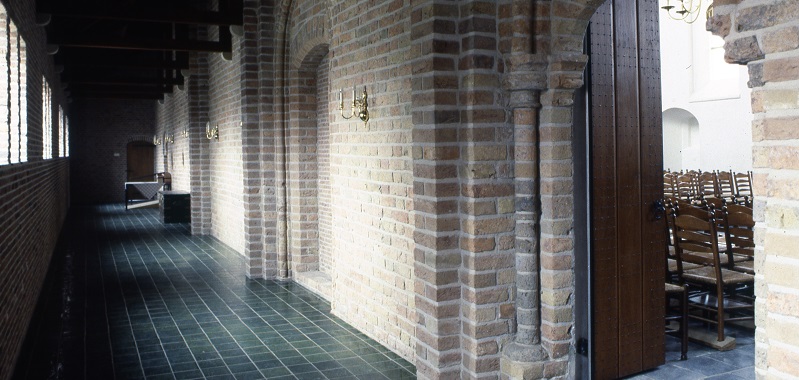 Kloostergang in de Abdijkerk in Loosduinen Dienst Stadsontwikkeling ca. 1980