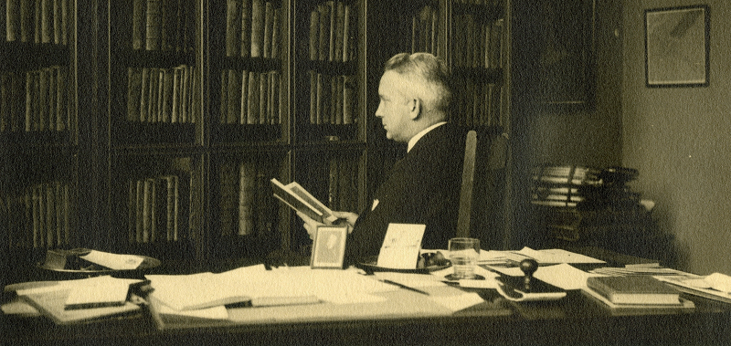 Gemeentearchivaris Dr. W Moll in zijn werkkamer | Fotograaf onbekend | 1940 Gemeentearchivaris W. Moll in 1940