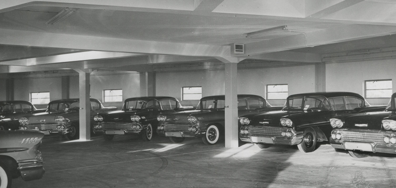 Glimmende nieuwe auto's in de Torengarage, foto dienst voor de stadsontwikkeling 1958 Glimmende nieuwe auto's in de Torengarage