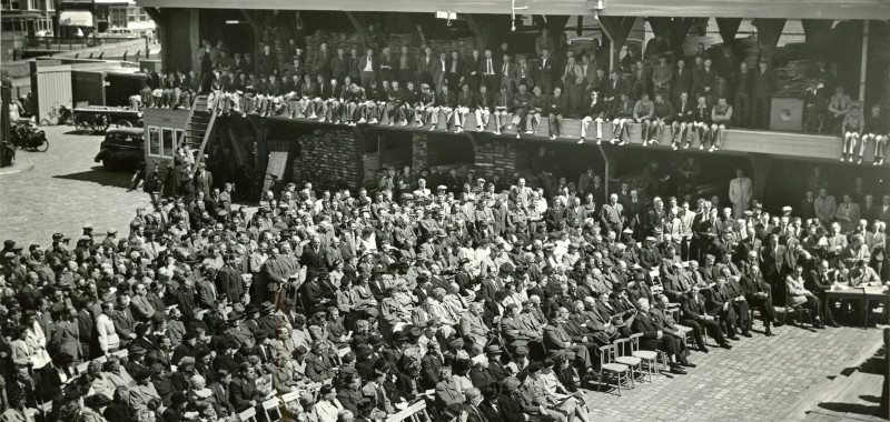 22 mei 1948, onthulling gedenkteken op het terrein van de Dienst Gemeentewerken aan het Groenewegje | Nederlands Fotobureau - Nationaal Archief/Spaarnestad Photo 22 mei 1948, onthulling gedenkteken op het terrein van de Dienst Gemeentewerken aan het Groenewegje | Nederlands Fotobureau - Nationaal Archief/Spaarnestad Photo
