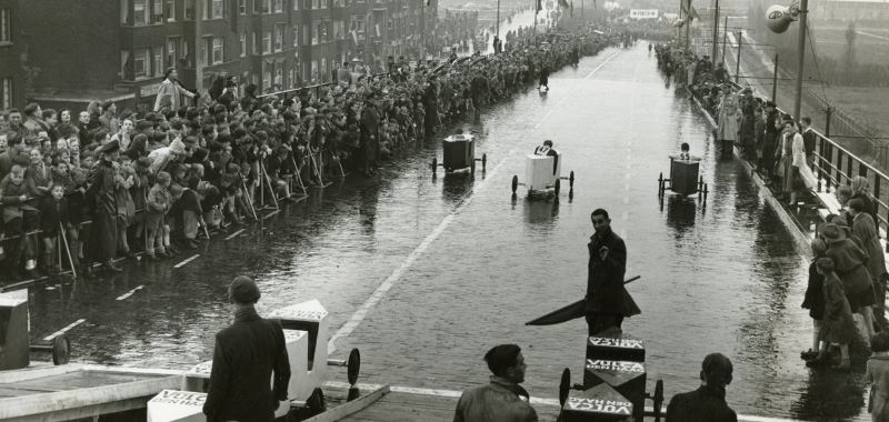 Bevrijdingsdag 5 mei 1950, zeepkistenrace op het Schenkviaduct | Fotograaf: Friezer