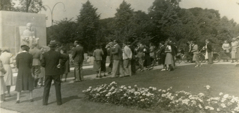 29 juni 1940, Hagenaars brengen een bloemenhulde bij het monument van koningin Emma op het Jozef Israëlsplein in Den Haag 29 juni 1940, Hagenaars brengen een bloemenhulde bij het monument van koningin Emma op het Jozef Israëlsplein in Den Haag