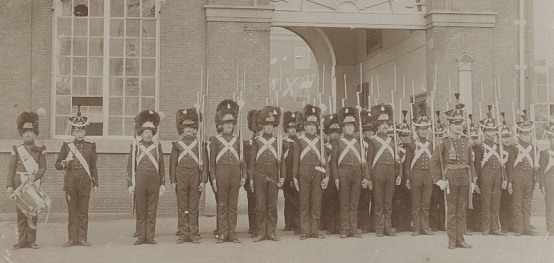 1904, Mauritskade, Oranje-Kazerne, feestelijke herdenking van het 75-jarig bestaan van het regiment Grenadiers en Jagers, troep in het uniform van 1829 onder leiding van 1e luitenant F.J. Backer 1904, Mauritskade, Oranje-Kazerne, feestelijke herdenking van het 75-jarig bestaan van het regiment Grenadiers en Jagers, troep in het uniform van 1829 onder leiding van 1e luitenant F.J. Backer