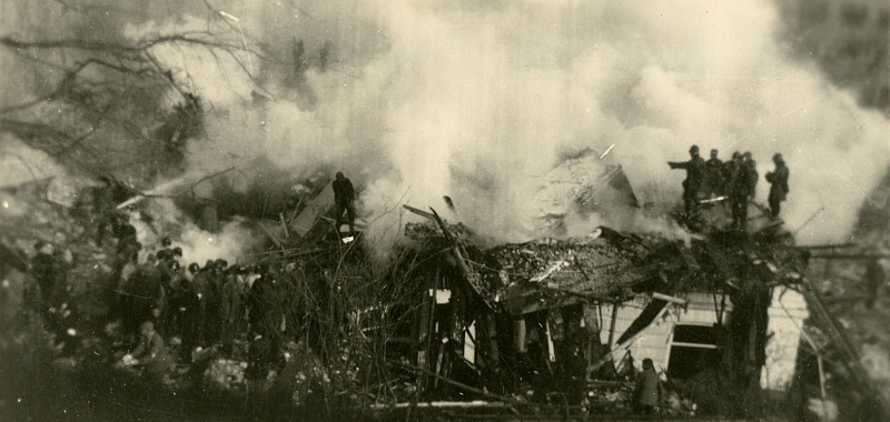 11 april 1944, Villa Kleykamp staat na het bombardement door de Engelsen in brand | Fotocollectie Haags Gemeentearchief 11 april 1944, Villa Kleykamp staat na het bombardement door de Engelsen in brand | Fotocollectie Haags Gemeentearchief