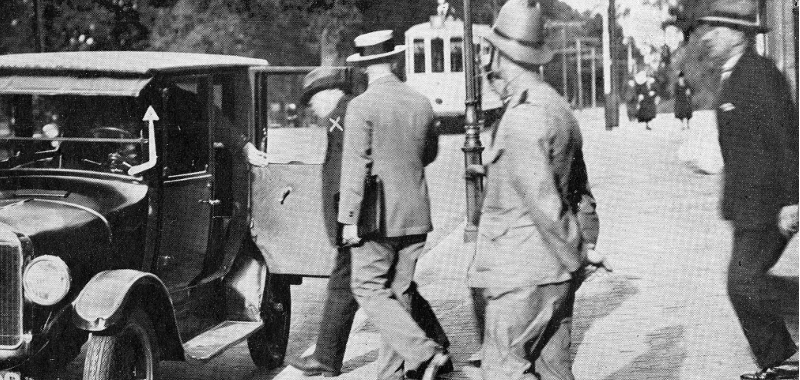 De moordenaar Wiebren Kromhout van der Meer (met wit kruisje) wordt op 6 september 1929 weggeleid uit de woning aan de Bezuidenhoutseweg 395 | foto tijdschrift Het Leven, fotocollectie Haags Gemeentearchief De moordenaar Wiebren Kromhout van der Meer (met wit kruisje) wordt op 6 september 1929 weggeleid uit de woning aan de Bezuidenhoutseweg 395 | foto tijdschrift Het Leven, fotocollectie Haags Gemeentearchief