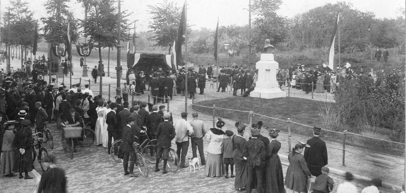 20 oktober 1906, Monument voor Richard Hol aan de Stadhouderslaan in Den Haag bij de onthulling | Fotograaf C.J. de Gilde 20 oktober 1906, Monument voor Richard Hol aan de Stadhouderslaan in Den Haag bij de onthulling | Fotograaf C.J. de Gilde