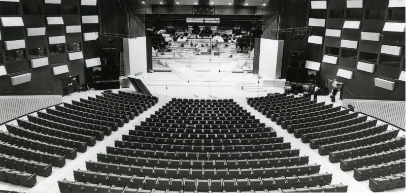 1976, De Prins Willem Alexanderzaal in het Nederlands Congresgebouw gereed voor het Eurovisie Songfestival | Fotograaf: Robert Scheers 1976, De Prins Willem Alexanderzaal in het Nederlands Congresgebouw gereed voor het Eurovisie Songfestival | Fotograaf: Robert Scheers