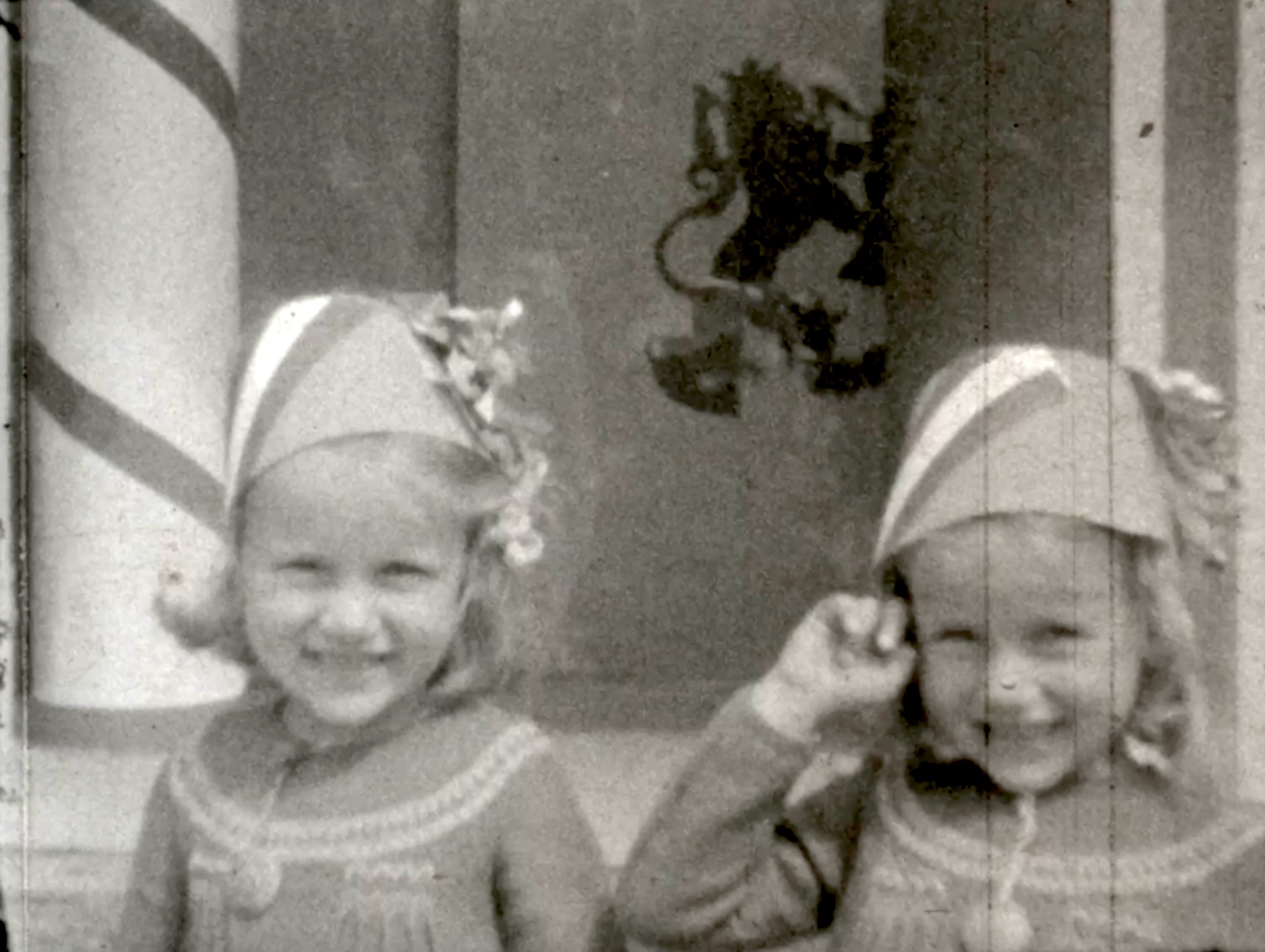 Miriams moeder met tweelingzus Miriams moeder met tweelingzus