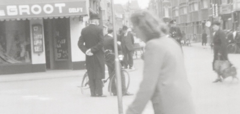 vrouw met kinderwagen bij stoffenwinkel De Groot in Delft